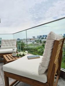 einen Balkon mit einem Sofa und einem Tisch mit einem Laptop in der Unterkunft Onix View 37, Premium Parking in Bukarest
