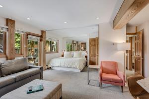 uma sala de estar com uma cama e um sofá em Laurelwood Condominiums 105 em Snowmass Village
