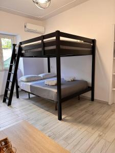 2 stapelbedden in een kamer met een ladder bij Airport Al Volo B&B in Catania