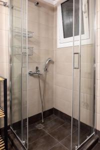 een badkamer met een douche en een wastafel bij The Athenian Hideaway 2- Bedroom apartment in Thiseio in Athene