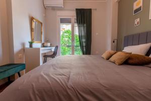 een slaapkamer met een groot bed en een raam bij The Athenian Hideaway 2- Bedroom apartment in Thiseio in Athene