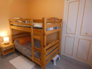 1 Schlafzimmer mit 2 Etagenbetten in einem Zimmer in der Unterkunft Jancelou in Peyrehorade