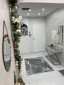 een kamer met een deur met bloemen aan de muur bij Grand 3P Lumineux in Cagnes-sur-Mer