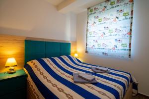 ein Schlafzimmer mit einem Bett mit zwei Handtüchern darauf in der Unterkunft Nika in Brodarica