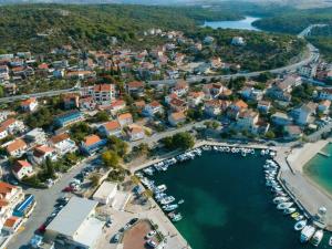 eine Luftansicht einer kleinen Stadt mit Yachthafen in der Unterkunft Nika in Brodarica