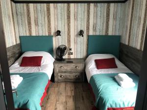 dos camas sentadas una al lado de la otra en una habitación en Unique 4/6 berth 2 bed tribeca with great views en Bembridge