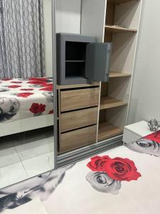 een slaapkamer met een tv en een bed met rode rozen bij Grand 3P Lumineux in Cagnes-sur-Mer
