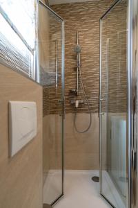 eine Dusche mit Glastür im Bad in der Unterkunft Nika in Brodarica