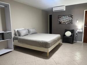 Ένα ή περισσότερα κρεβάτια σε δωμάτιο στο Cataleya Apartments Near Airport