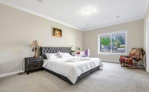 1 dormitorio con 1 cama, 1 silla y 1 ventana en Share Home 1BD suite in Coquitlam en Coquitlam