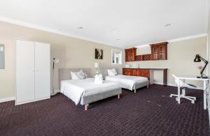 Postel nebo postele na pokoji v ubytování Share Home 1BD suite in Coquitlam + 15 fotografií