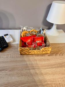 een mand met eten op een tafel naast een lamp bij Airport Al Volo B&B in Catania