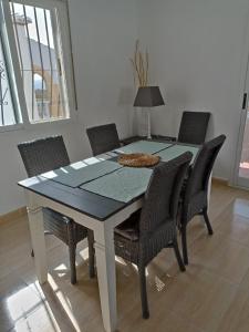 mesa de comedor y sillas con mesa y lámpara en Appartements 10 minutes des plages Oliva Espagne près de Gandia environ des plage Playa de Gors, en La Font D´En Carròs
