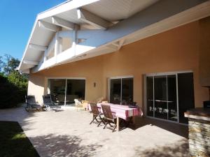 patio ze stołem i krzesłami na domu w obiekcie Alios w mieście Angresse
