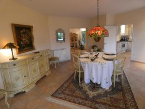 cocina y comedor con mesa y sillas en Alios, en Angresse