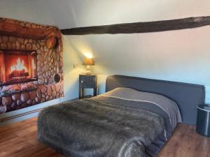 En eller flere senge i et værelse på Chez Lilly & Cie 10 à 12 personnes avec sauna et piscine + 19 billeder