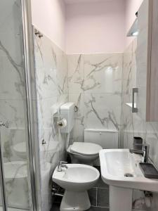 W łazience znajduje się toaleta, umywalka i prysznic. w obiekcie Airport Al Volo B&B w Katanii