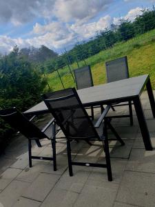 una mesa de picnic y 2 sillas en el patio en Nivis en Medebach