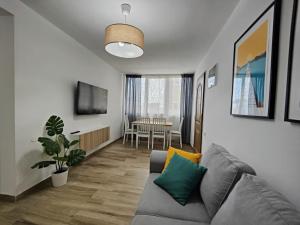 een woonkamer met een bank en een tafel bij The Sound Of Ocean Waves in San Agustin