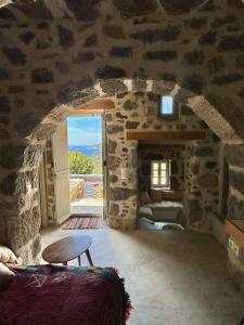 Postel nebo postele na pokoji v ubytování Stone House Siga Siga. Enjoy Serenity & Privacy