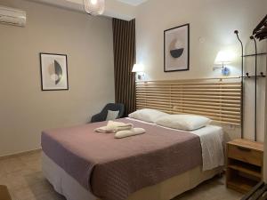a bedroom with a bed with two towels on it at ΑΡΓΩ in Kala Nera
