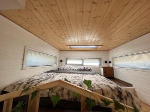ein Schlafzimmer mit einem großen Bett in einem Haus in der Unterkunft Canyon Tiny House in Manavgat