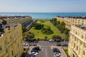 een luchtzicht op een park tussen twee gebouwen bij Brighton Brunswick Apartments in Brighton & Hove