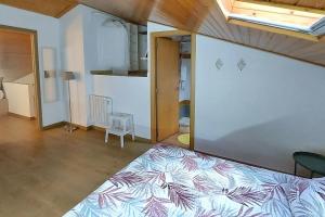 a bedroom with a bed in a room at Precioso apartamento duplex en el centro de Olot in Olot