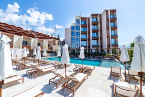 Bazén v ubytování Hotel Olympia Touristic Village nebo v jeho okolí