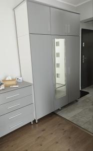 特爾古穆列什的住宿－Grey Diamond，一间设有白色橱柜和梳妆台的房间