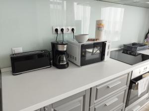 a kitchen counter with a microwave and a toaster oven at Grey Diamond in Târgu-Mureş
