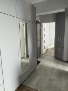特爾古穆列什的住宿－Grey Diamond，一间空房间,有白色的墙壁和走廊