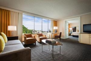 モントリオールにあるオムニ モン-ロイヤル ホテルのソファ付きのホテルルームと景色を望む客室を提供しています。