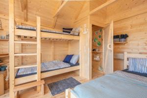 Postel nebo postele na pokoji v ubytování Treehouse U lesa