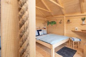 Postel nebo postele na pokoji v ubytování Treehouse U lesa
