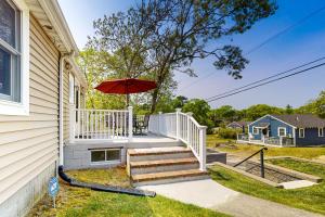 un porche con escaleras y una sombrilla en una casa en Sunset Cove Retreat, en Wareham