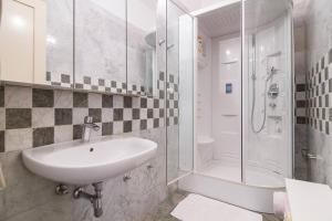 uma casa de banho branca com um lavatório e um chuveiro em Apt. 80 m2, wifi, jacuzzi, 5 guests, 10min center em Zagreb