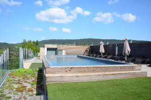 Bazén v ubytovaní JBX Resort Apartments Lipno alebo v jeho blízkosti