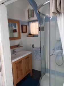 Et badeværelse på La Bord de Mer (au Portail Bleu)