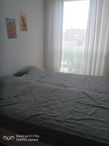 1 dormitorio con 1 cama y ventana con 1 persona en Апартамент Тита, en Burgas