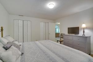 1 dormitorio con 1 cama, vestidor y TV en Peaceful Apt in Crossville about 8 Mi to Golf Courses!, en Crossville