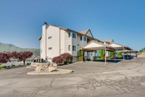 a large white building with a tent in a parking lot at Chelan Vacation Rental with Balcony and Views in Chelan