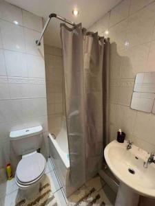 uma casa de banho com um WC e um lavatório em NEW HMM Apartmentz - Free parking - Beautiful area em Sunderland