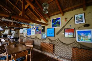 Pension Sharaiman في دونافاتشو دو جوز: مطعم بطاولات وكراسي وصور على الحائط
