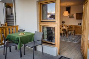 uma sala de jantar com uma mesa verde e cadeiras em App Schlossblick - Wohnung Hammerwand 2 em Umes