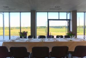 una mesa en una habitación con una ventana grande en Pakalni, en Aizkraukle