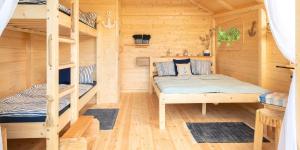 Postel nebo postele na pokoji v ubytování Treehouse U lesa