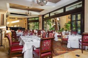 A restaurant or other place to eat at Villa La Estancia Beach Resort & Spa Riviera Nayarit