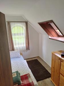 ein kleines Schlafzimmer mit einem Bett und einem Fenster in der Unterkunft Klára Vendégház in Badacsonyörs