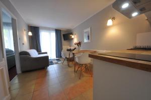 a kitchen and living room with a couch and a table at Ambasador Villa, 150m do plaży, przy Centrum in Mielno